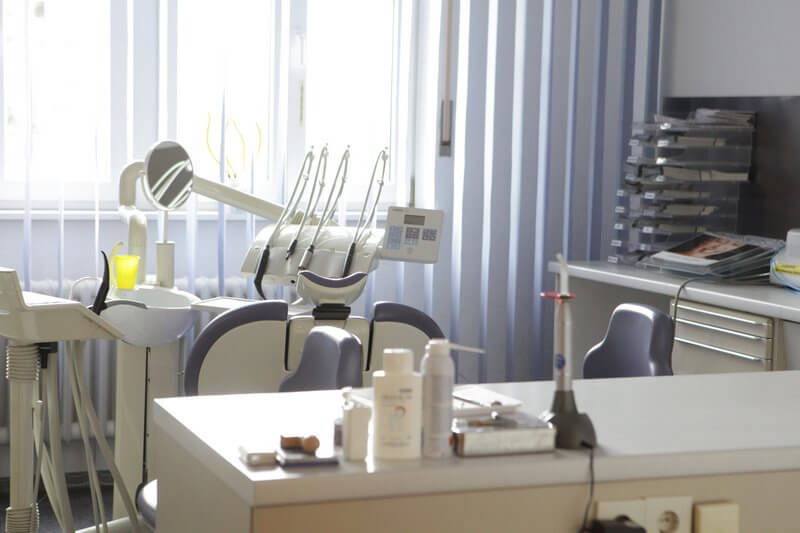 Behandlungszimmer einer Zahnarztpraxis mit Behandlungseinheit und zahnärztlichen Instrumenten.
