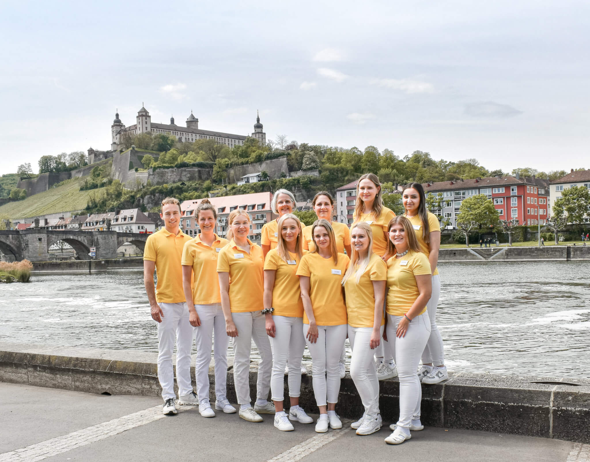 Praxisteam der Zahnarztpraxis am Mainufer vor der Festung Marienberg.