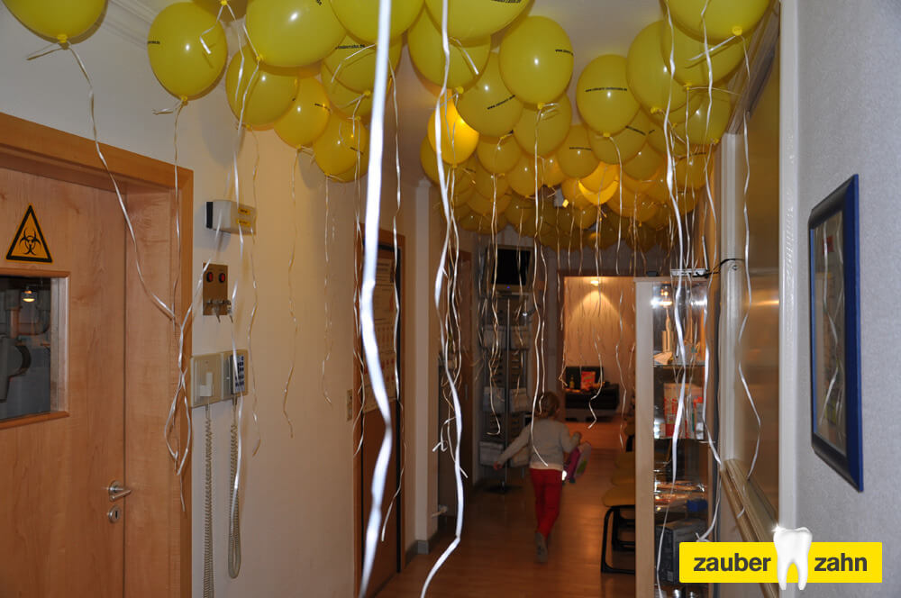 Mit gelben Luftballons und Bändern dekorierter Praxisflur.
