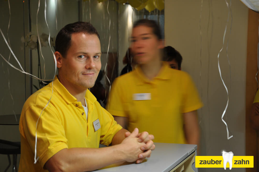 Mitarbeiter sitzt an einer Ablage im Behandlungszimmer.