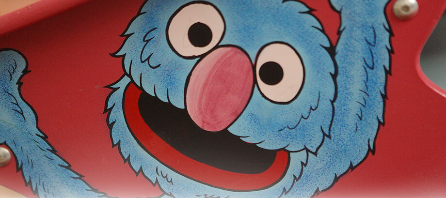Illustration einer blauen Comicfigur mit großer rosa Nase.